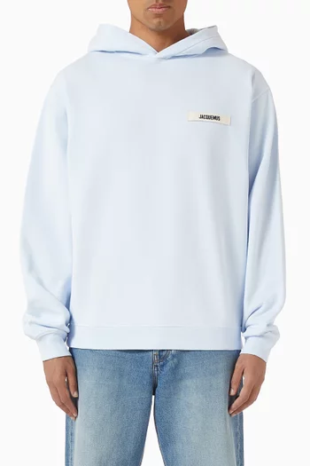 كنزة بغطاء رأس وشريط مضلع بشعار الماركة قطن عضوي