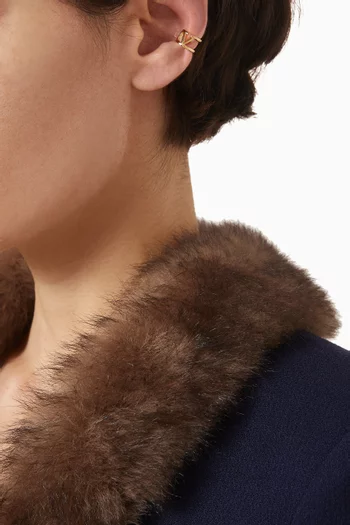 قرط محيط بالأذن بشعار حرف V للماركة معدن