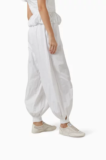 سنيكرز صني اف دانتيل وجلد