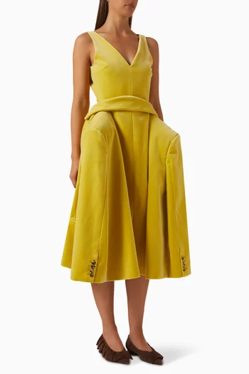 فستان متوسط الطول بتصميم بارز وفتحة رقبة حرف V