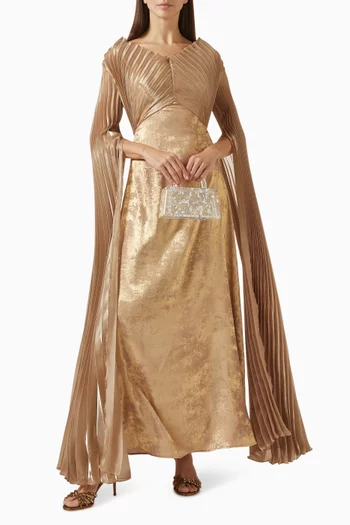 فستان طويل بأكمام كاب بطيّات قماش لامع