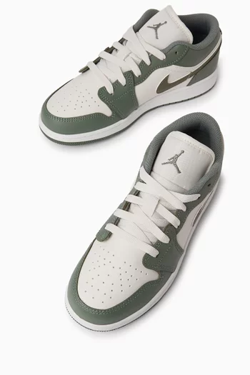 سنيكرز آير جوردان 1 أسفل الكاحل