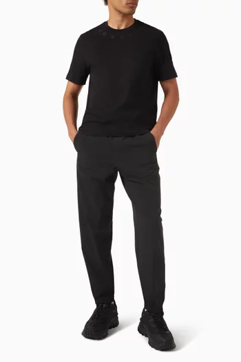 تي شيرت بفتحة رقبة بشعار الماركة قطن