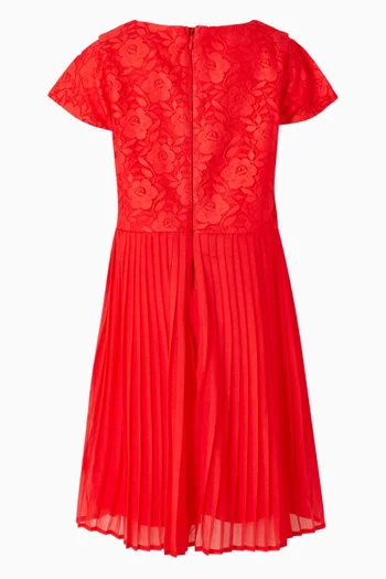 فستان بنقشة زهور وطيّات دانتيل