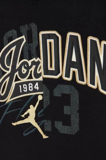 تي شيرت بتصميم جامعي وطبعات مقسومة