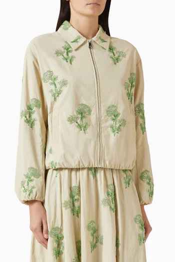 جاكيت مزين بتطريزات بالخرز