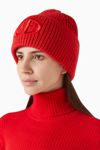 قبعة بيني فاليري منسوجة بشعار الماركة بملمس بارز