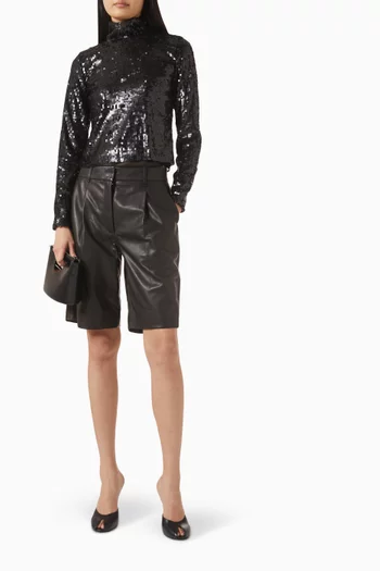 بلوزة لوسي بياقة عالية ومطرزة بالترتر