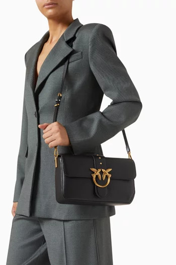 حقيبة كتف لوف وان متوسطة بتصميم انسيابي جلد