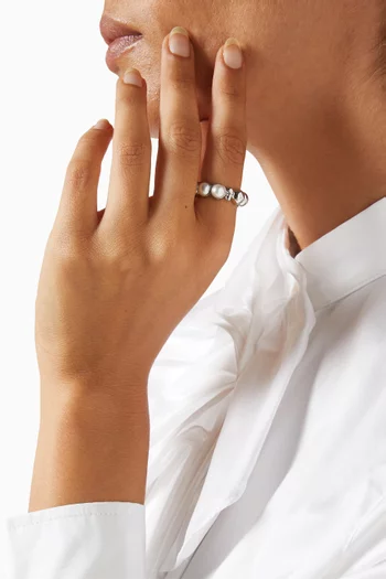 خاتم بلؤلؤ وحلية جمجمة نحاس