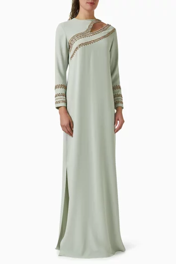 فستان طويل مزين بتطريزات