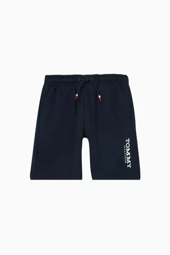 شورت رياضي بطبعة شعار الماركة 