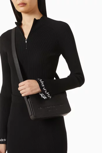 حقيبة كروس بغطاء قلاب بارز الملمس جلد مجعد