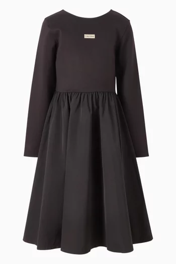 فستان بأكمام طويلة واسع