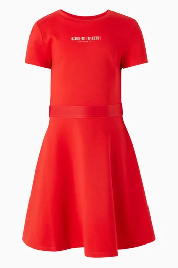 فستان بقصة ضيقة من أعلى وواسعة من أسفل