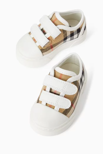 سنيكرز بنقشة مربعات