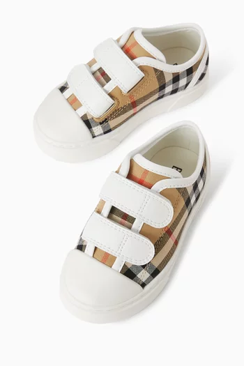 سنيكرز بنقشة مربعات 