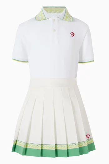 تنورة بطيات وشعار الماركة 