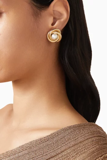 أقراط اوميجا بتصميم عقدة مرصعة باللؤلؤ نحاس مطلي بلون ذهبي