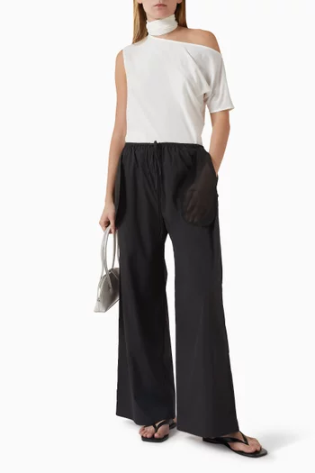 بلوزة سيرين بوشاح وفتحة رقبة غير متماثلة