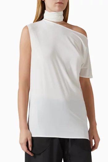 بلوزة سيرين بوشاح وفتحة رقبة غير متماثلة