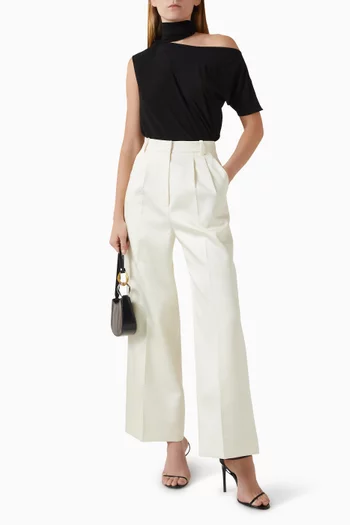 بلوزة سيرين بوشاح وفتحة رقبة غير متماثلة