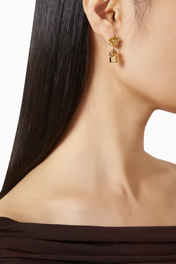 أقراط ميني مزينة بزهرة أقحوان نحاس مطلي