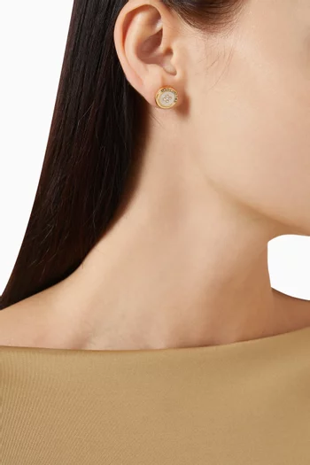 أقراط بتصميم زر مرصعة بعرق اللؤلؤ