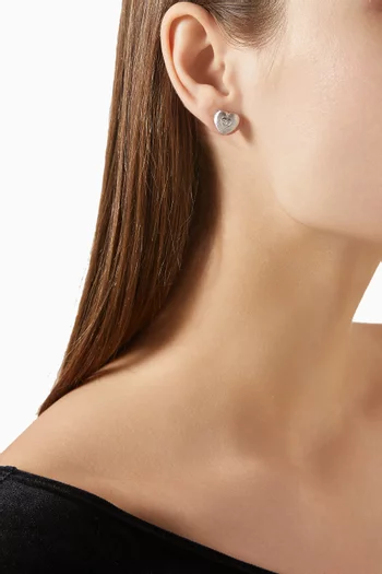 أقراط بتصميم قلب مرصع بالماس ذهب أبيض عيار 18