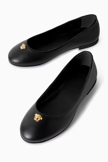 حذاء كلاسيك بشعار الماركة جلد