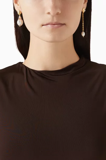 أقراط دافني مرصعة باللؤلؤ فضة إسترلينية مطلية ذهب عيار 18