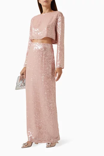 بلوزة قصيرة بفتحة رقبة شكل قارب وتطريزات بالترتر