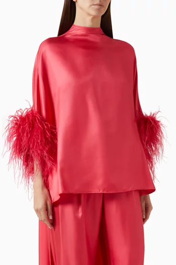 بلوزة بياقة عالية وحافة قصيرة من الأمام وطويلة من الخلف حرير تويل