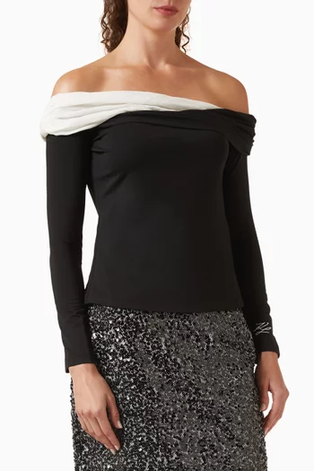 بلوزة بأكتاف مكشوفة ودرابيه جيرسيه