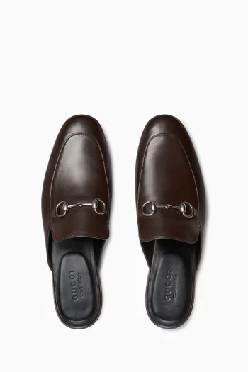 حذاء مفتوح من الخلف بحلية لجام الحصان جلد