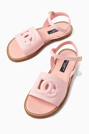 صندل بشعار الماركة بفتحات جلد عجل