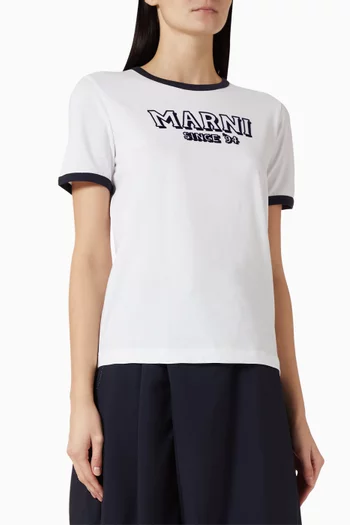 تي شيرت مطرز بشعار الماركة قطن