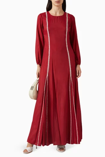 فستان مزين بتطريزات