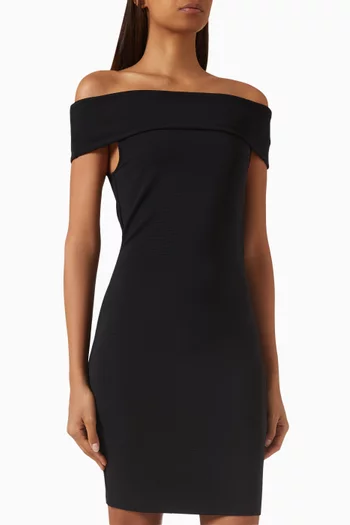 فستان قصير بأكتاف مكشوفة