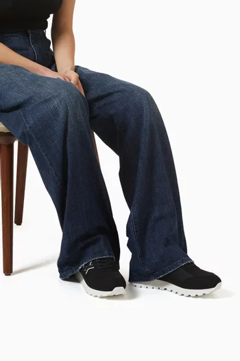 سنيكرز دروب بشعار الماركة على الجانب شمواه صناعي وقماش شبكي