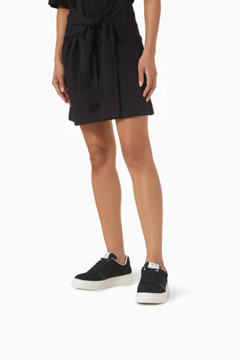 سنيكرز كيرت مزين بالكريستال جلد صناعي