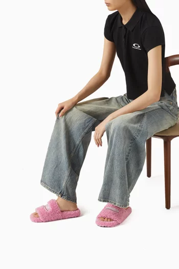 حذاء مفتوح فرو صناعي بشعار الماركة بتصميم حملة انتخابية