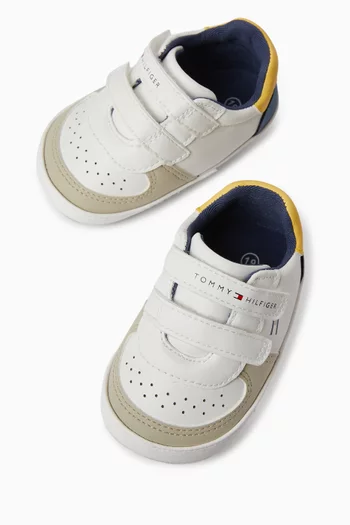 سنيكرز بشعار الماركة