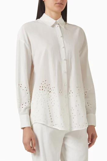 قميص بقصة فضفاضة وتطريزات إنجليزية