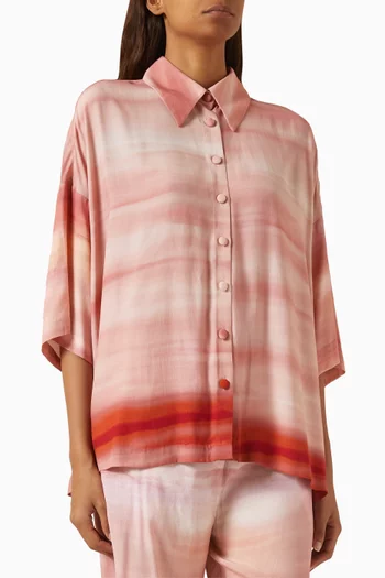 قميص بقصة فضفاضة ونقشة