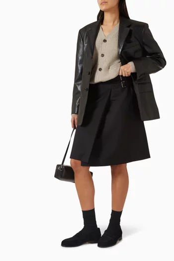 تنورة متوسطة الطول بطيّات