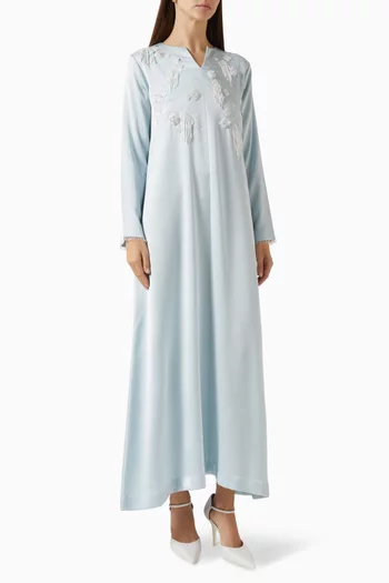 فستان طويل مزين بتطريزات