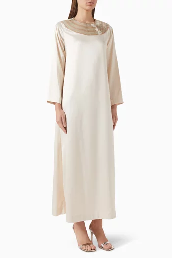 فستان طويل بتطريزات على الرقبة