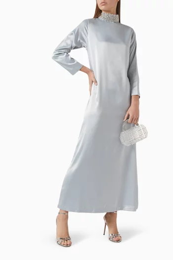 فستان طويل بياقة مطرزة بالكريستال ستان