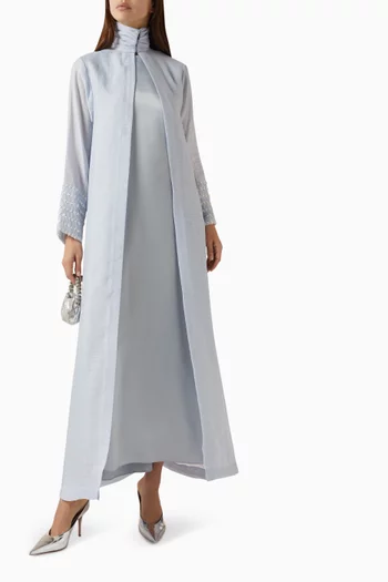 فستان طويل بياقة عالية وتطريزات